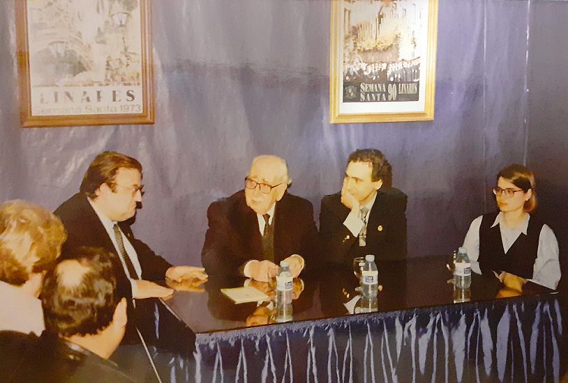 D. Alberto López Poveda (qepd) y D. Carlos Chamorro Pérez durante una charla sobre la Agrupación de Cofradías de Linares.